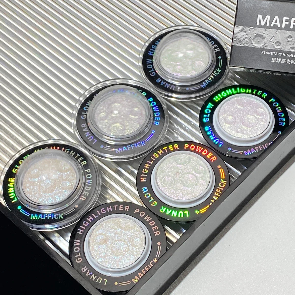 Planet highlighter powder brightens the whole body, with a burst of nasal shadows and a three-dimensional highlight on the face